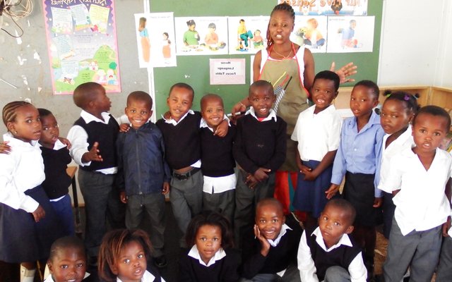 Een van Masakhane Primary School se Gr R klasse, saam met Ellen Pato